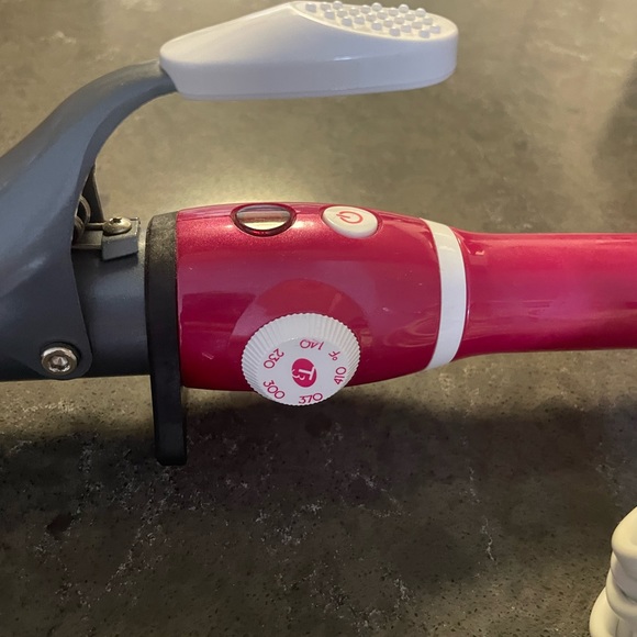 T3 Twirl Curling Iron with Tourmaline Ceramic Iconic Technology (Barrel: 1.25”) - Picture 4 of 7